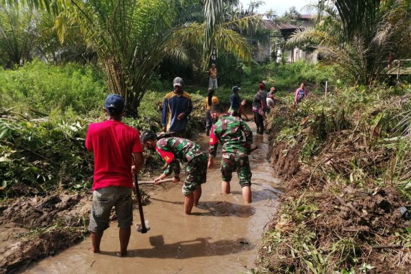Gotong royong membersihkan aliran sungai